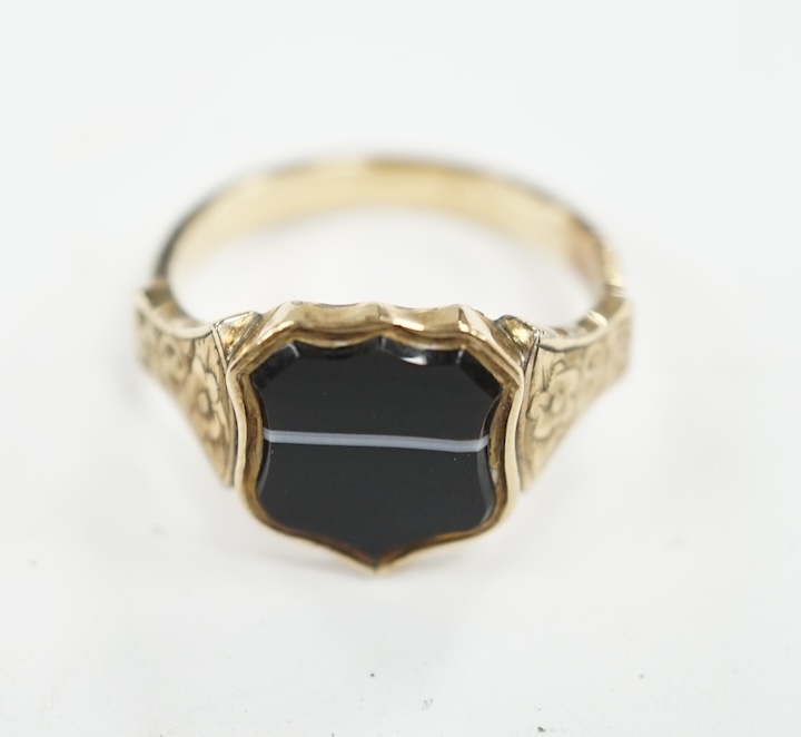 A Victorian yellow metal and banded and agate set signet ring, size P/Q, gross weight 3 grams. Condition - poor